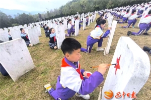 巴中500名青少年同上“纪念碑下的思政课”
