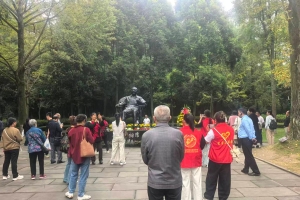 追寻伟人足迹 传递党恩温情——重阳节情暖特殊家庭