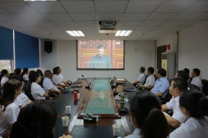 巴中市住房公积金管理中心集中收看纪念中国人民抗日战争暨世界反法西斯战争胜利80周年阅兵式直播