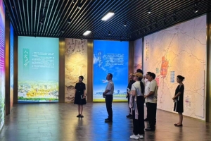 国家发改委综合运输研究所所长李连成一行参观巴中市规划馆