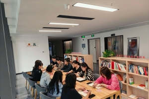巴中发展集团工会开展“玫瑰书香”中秋职工读书分享活动
