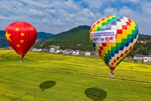 巴中平昌：乘热气球打卡花海 解锁春日赏花新玩法