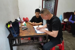 南江县新联会同新公益服务团开展爱心助学结对回访活动