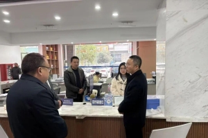 市医保局党组成员、副局长叶小平深入南江县督导医保参保工作