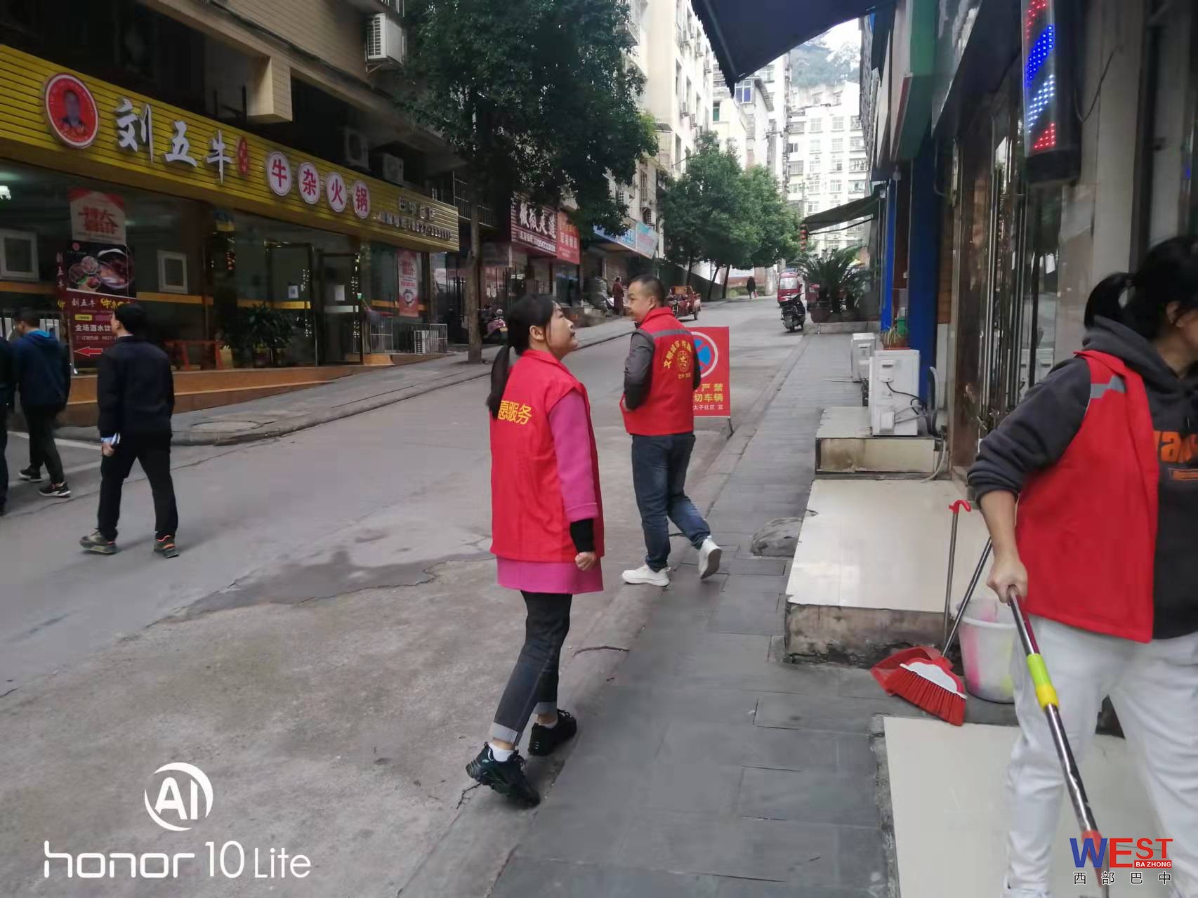 志愿者们在北街小巷清理垃圾