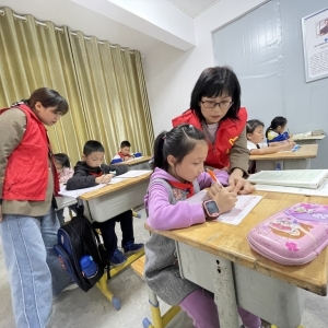 社区出场地、众筹教学用品，小区里开起“爱心课堂”