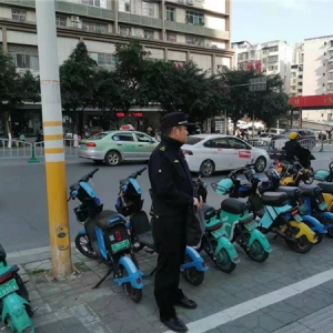 巴中两名城管执法人员拾到公文包 多方联系归还失主
