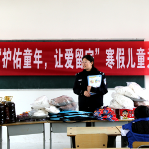 巴州法院：党建带团建，情暖留守儿童