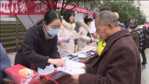 巴州区司法局：开展春节前普法宣传活动