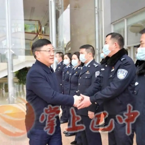 节后上班第一天，何平看望慰问部分单位干部职工