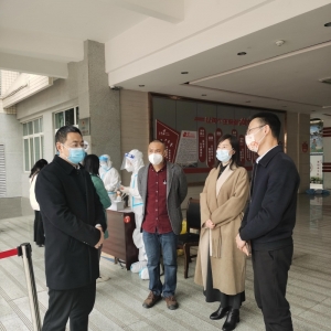 陈槟督导医疗机构核酸采样检测工作