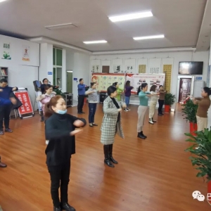 巴州区文化馆：坚持工间操   远离“办公病”