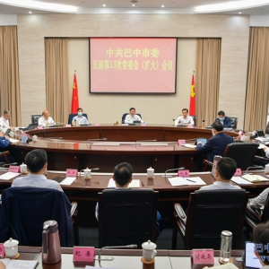 何平主持召开五届市委第13次常委会（扩大）会议并讲话