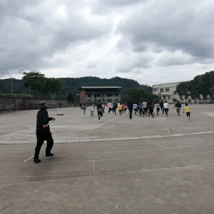 平昌县坦溪小学举行反校园恐暴演练