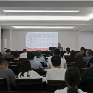 市产业集团组织党员职工及时收听收看省第十二次党代会开幕式
