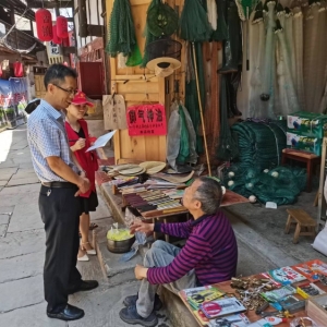 市科技局副局长胡天寿赴创文包保社区开展问卷调查工作