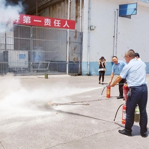 安全无小事，防范于未“燃”——市发改委联合巴中国家粮食和物资储备库有限公司举办了消防知识理论培训和灭火模拟演练活动