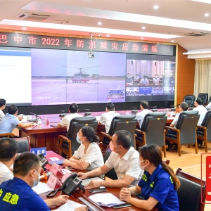 何平主持我市2022年防汛减灾应急演练桌面推演并讲话