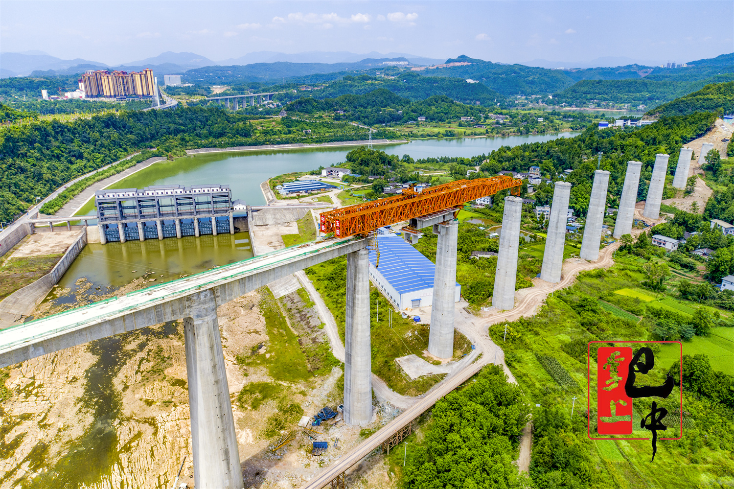 8月15日，在恩阳区景观闸坝下游的汉巴南铁路恩阳河特大桥，百米高的大桥上架桥机正在进行节段梁架设作业。据了解，汉巴南铁路恩阳河特大桥全长1416.465米，截至目前，恩阳河特大桥节段梁架设完成了70%，预计11月完成大桥节段梁架设。巴中日报全媒体记者付海旭摄.jpg