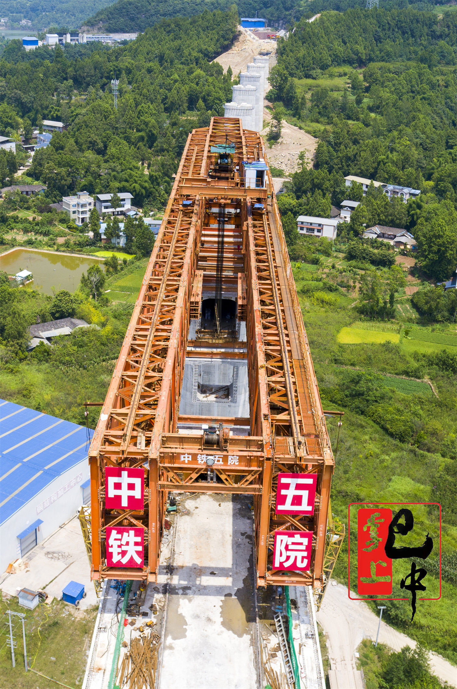 架桥机在98米高的桥墩上进行架梁作业_副本.jpg