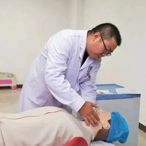守护生命 “救”在身边——巴中市妇幼保健院开展心肺复苏实际操作培训