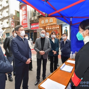 何平带队慰问疫情防控一线工作人员