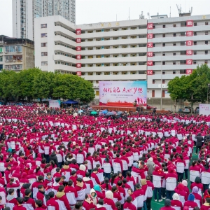 相信自己  点燃梦想——巴中市第二中学举行2023年春季开学典礼