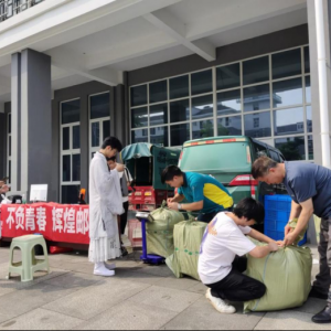毕业“寄”  “邮”我来帮忙