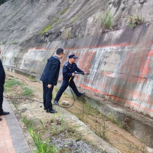 巴城街面“新神器”！高压水枪清洗车清理“牛皮癣”小广告，城市面貌焕然一新！