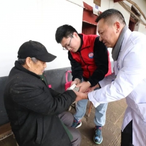 巴州区卫健局局长姜岱伶进村入户慰问计生困难群众