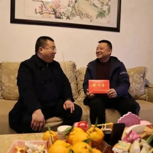 新春慰问送关爱 岁寒情深暖人心——市综合执法局开展节前慰问活动