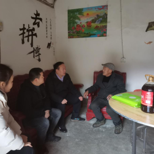巴中市住房公积金管理中心 深入帮扶村开展安全生产宣传活动