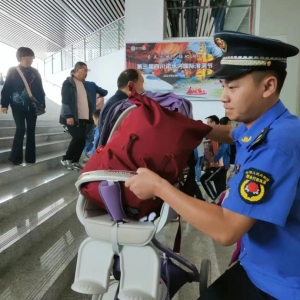 国庆我在岗—— “城管蓝” 致敬 “国庆红”