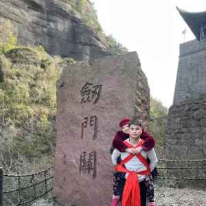 ​“儿子就是您的腿！” 四川巴中90后小伙背70岁母亲攀登剑门关：想带她去看更多风景