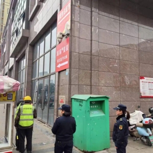 巴中市综合执法局开展城市广告整治行动