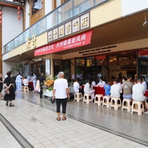 街区开了一家中医药“集市”