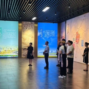 国家发改委综合运输研究所所长李连成一行参观巴中市规划馆