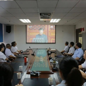 巴中市住房公积金管理中心集中收看纪念中国人民抗日战争暨世界反法西斯战争胜利80周年阅兵式直播