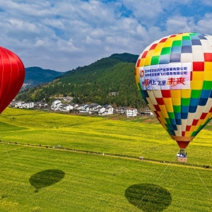 巴中平昌：乘热气球打卡花海 解锁春日赏花新玩法