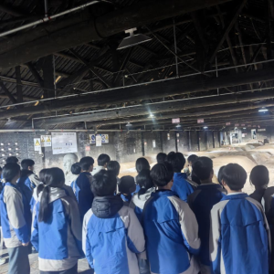 非遗融科技匠心育新人 ——江口醇百年窖池群科普基地开展“科技之春”现场观摩活动