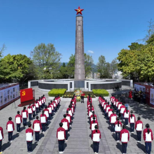 赓续红色血脉 巴中这所中学清明祭英烈