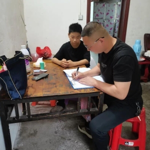 南江县新联会同新公益服务团开展爱心助学结对回访活动