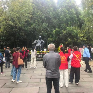 追寻伟人足迹 传递党恩温情——重阳节情暖特殊家庭